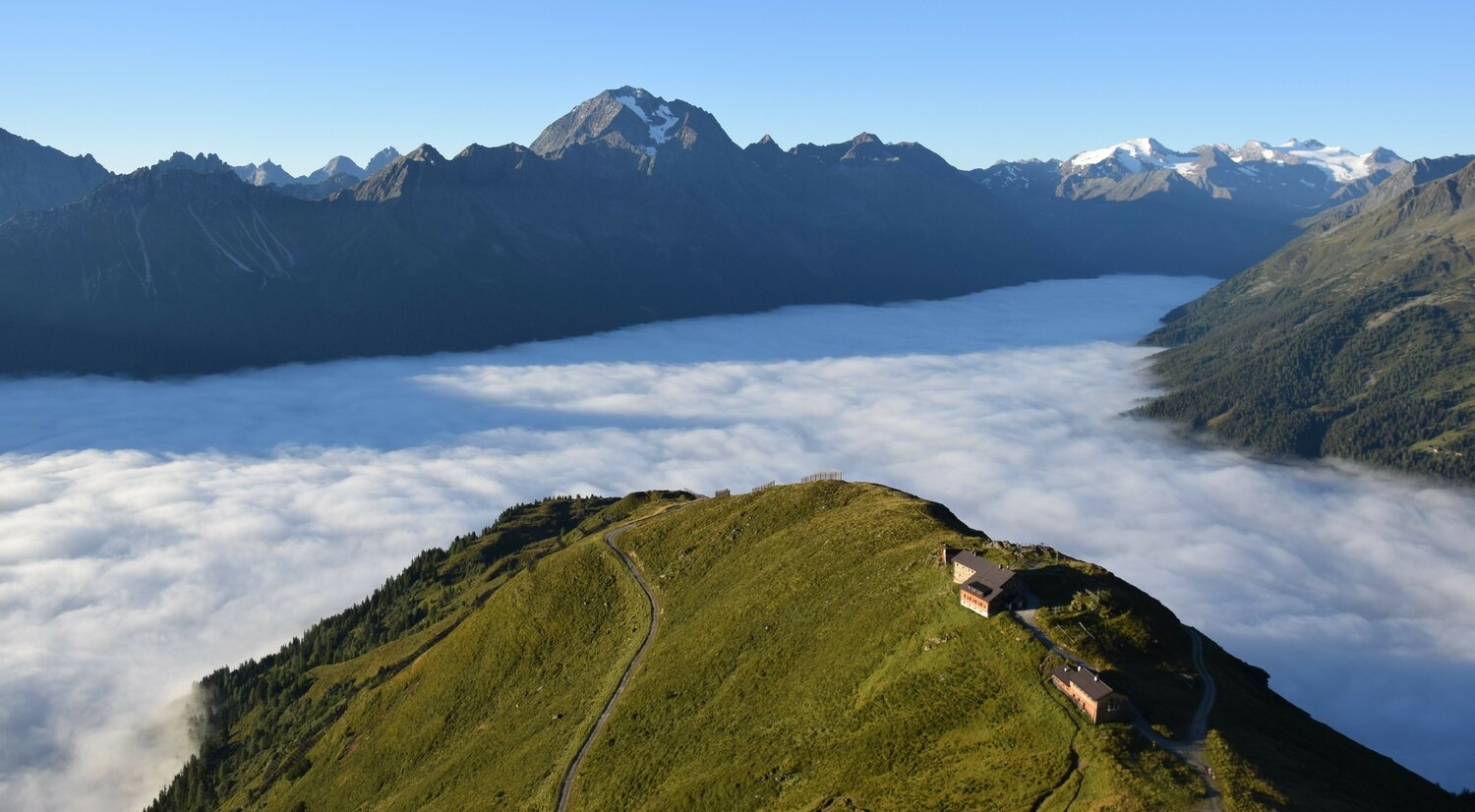 Starkenburgerhütte über dem Nebel | © Archiv Sektion